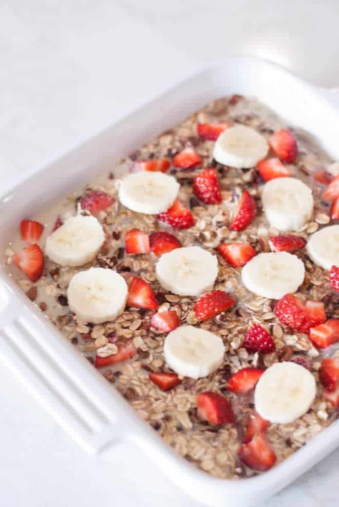 Baked Oatmeal with Fruit is a simple recipe that can be enjoyed any day of the year! Kids and adults will love this oatmeal made with fresh fruit and a little bit of sweetness. #oatmeal #fruit #breakfast #recipe #healthyrecipe