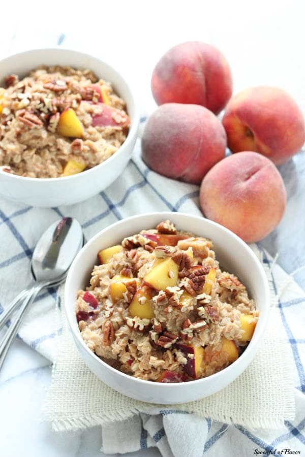 Peach Cobbler Oatmeal - an easy and delicious breakfast ready in less than 10 minutes!