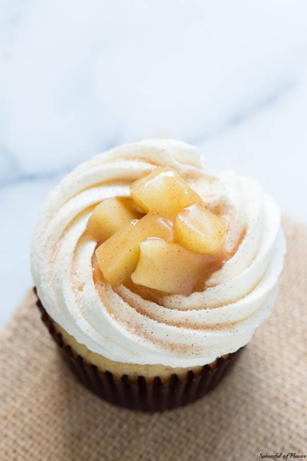 Apple Pie Cupcakes with Vanilla Bean Frosting - creamy, sweet and surprisingly easy!
