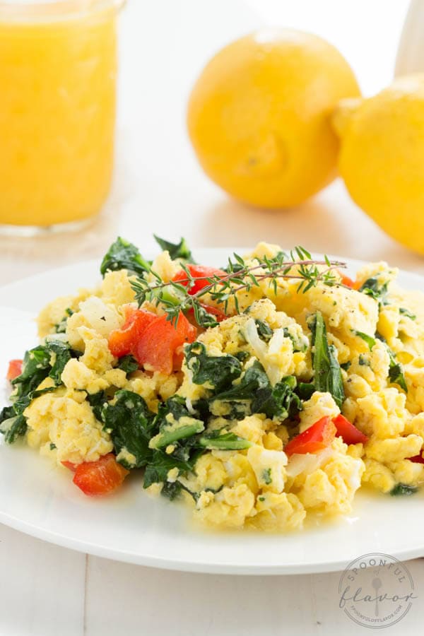 Kale, Egg and Cheese Breakfast Scramble - an easy breakfast scramble with fresh kale, red pepper and onion!