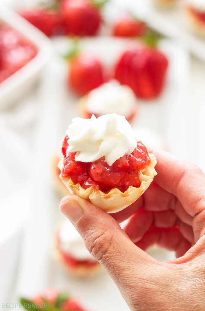 No Bake Strawberry Pie Bites | These No Bake Strawberry Pie Bites are the perfect way to have your summer fruit pie without turning on the oven!