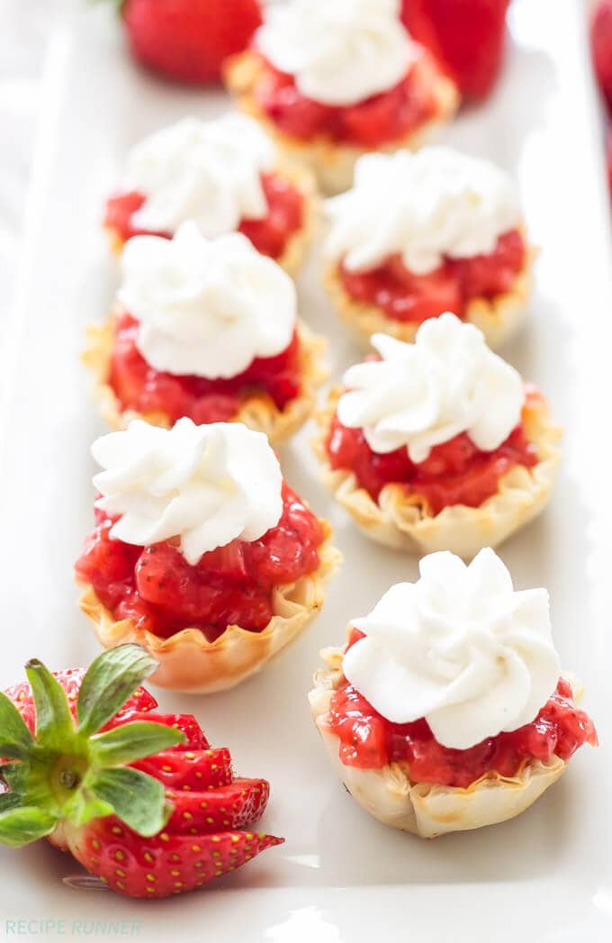 No Bake Strawberry Pie Bites | These No Bake Strawberry Pie Bites are the perfect way to have your summer fruit pie without turning on the oven!