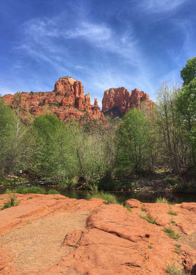 A Weekend Guide to Sedona Arizona includes the best things to eat, see and do during a short visit to Red Rock Country! The guide also includes where to hike.