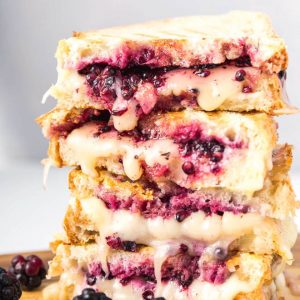 Blackberry Grilled Cheese Sandwich is made with your favorite cheese plus mashed blackberries and honey. #blackberry #grilledcheese #sandwich #recipe