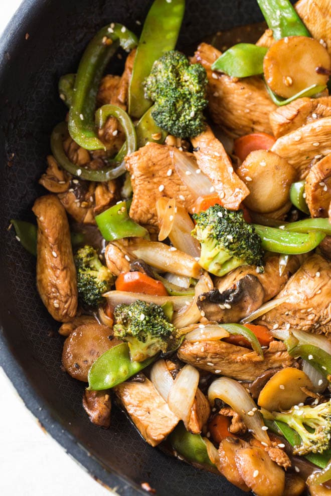 Garlic Sesame Chicken Stir Fry is an easy meal that’s on the table in 30 minutes or less and boasts an authentic Chinese stir-fry flavor! Skip take out to make this healthier stir fry at home. #sesame #chicken #stirfry #dinner #recipe #onepot #skillet #vegetable