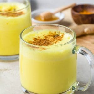 Start and end your day with calming golden milk! This golden milk tea recipe is made with comforting spices like turmeric, cinnamon, ginger, honey and black pepper plus thick and creamy milk. #golden #milk #latte #breakfast #tea #turmeric #ginger #bedtime #recipe
